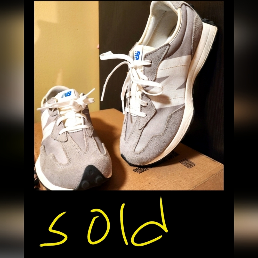 New Balance 327 sneakers